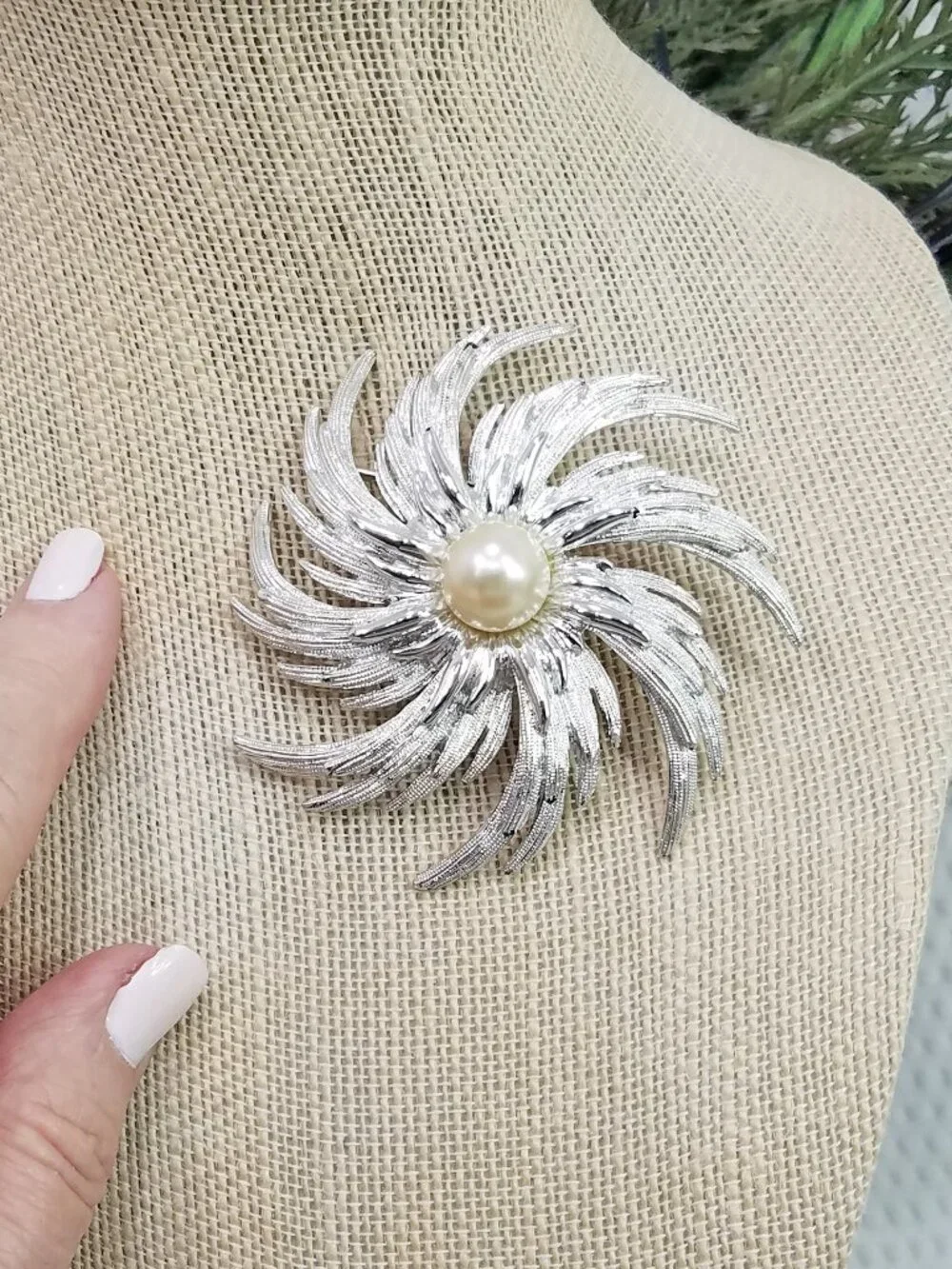 Vtg Signed Sarah Coventry Textured Silver Tone & Pearl Curled Sunburst Brooch